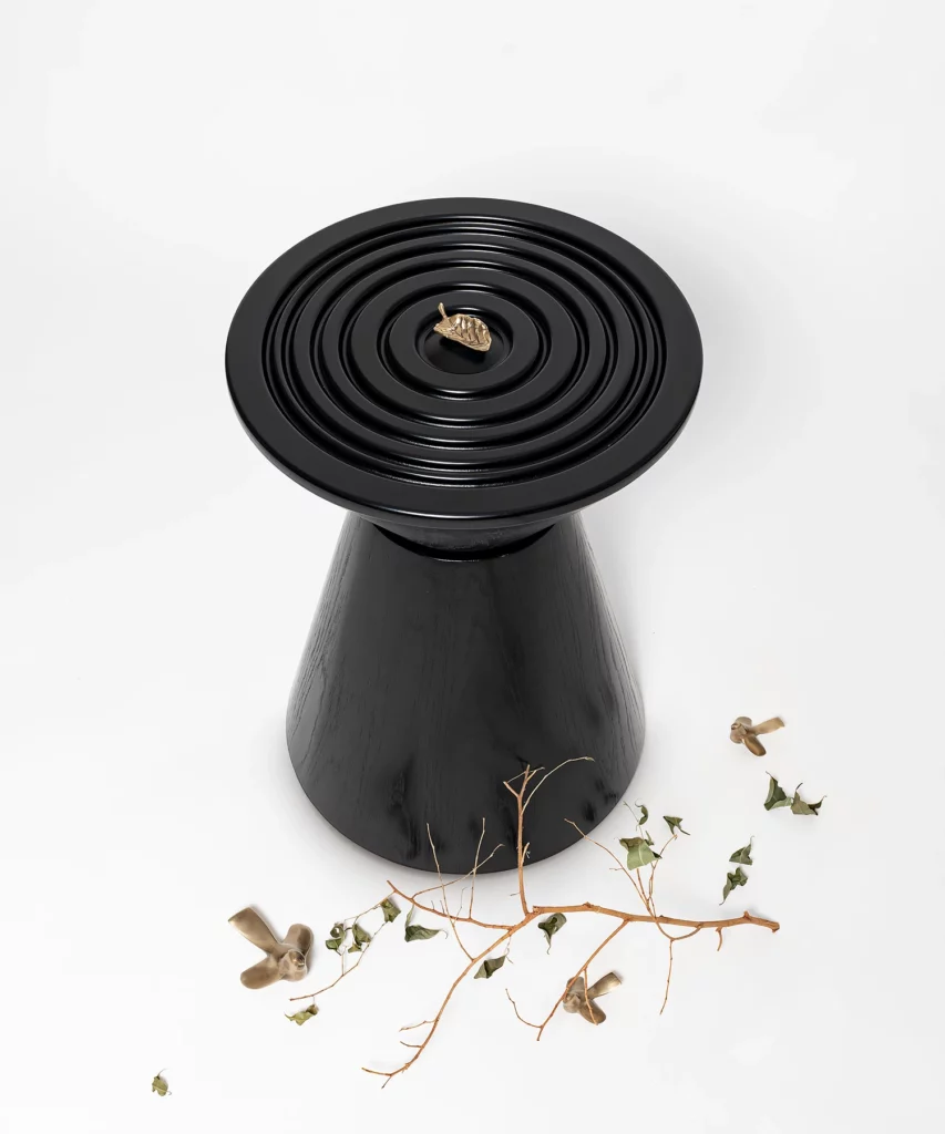 oyma detaylı siyah sehpa, konik form modern yan sehpa, özel üretim heykelsi sehpa, sipariş mobilya dekoratif sehpa, ısmarlama ahşap sehpa