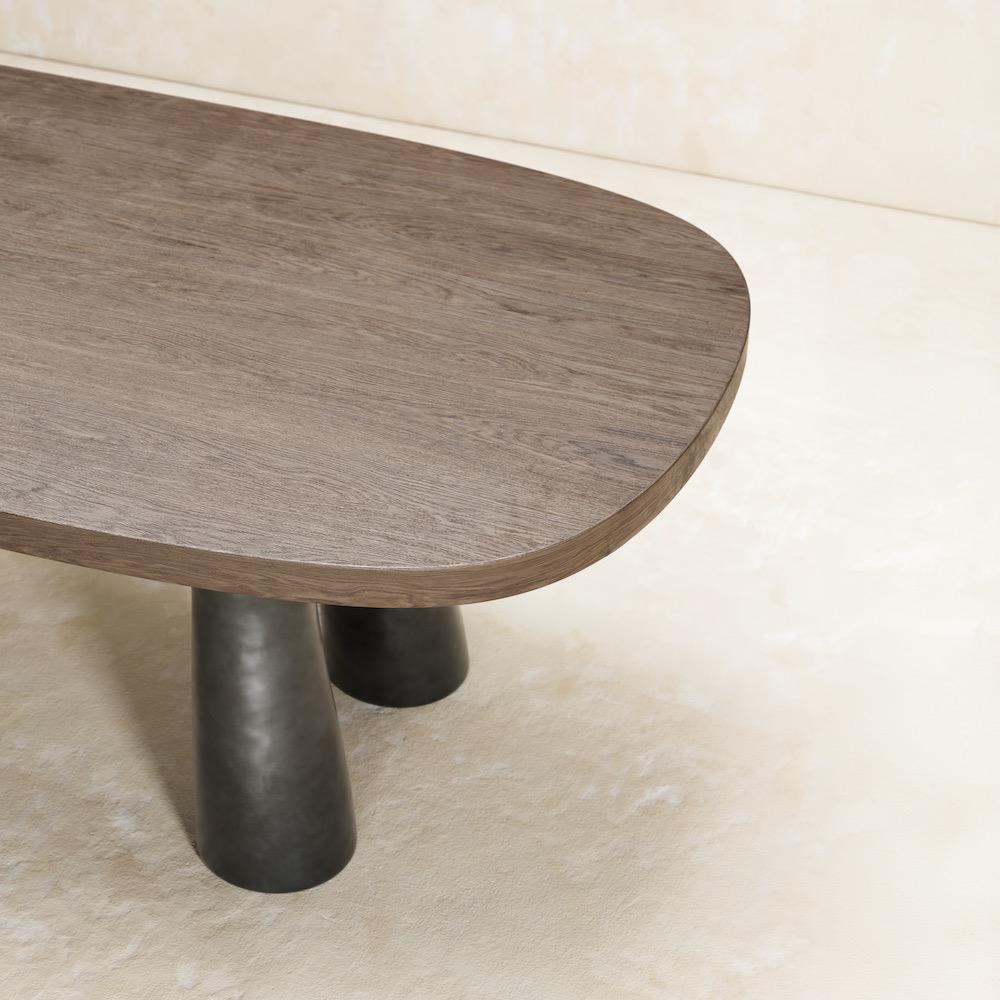 organik oval yemek masasi, contemporary luxury dining table, ozel uretim meşe masa, sculptural seramik ayakli masa, collectible modern dining table