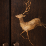 geyik motifli özel üretim vitrin büfe, koyu ceviz özel ölçü display cabinet, pirinç işlemeli sipariş mobilya büfe, kavisli kapaklı ısmarlama mobilya vitrin, art deco luxury ahşap vitrin büfe
