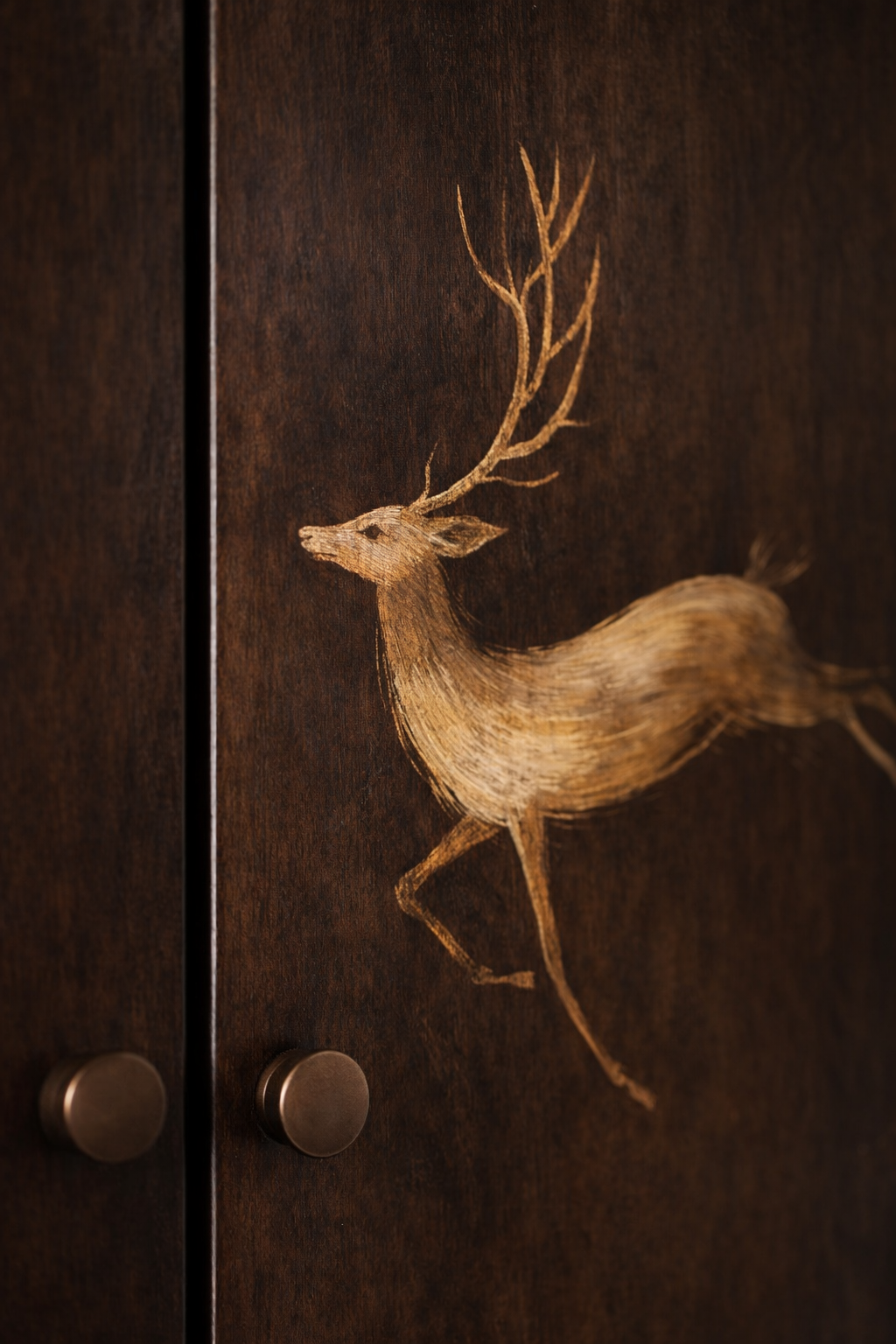 geyik motifli özel üretim vitrin büfe, koyu ceviz özel ölçü display cabinet, pirinç işlemeli sipariş mobilya büfe, kavisli kapaklı ısmarlama mobilya vitrin, art deco luxury ahşap vitrin büfe