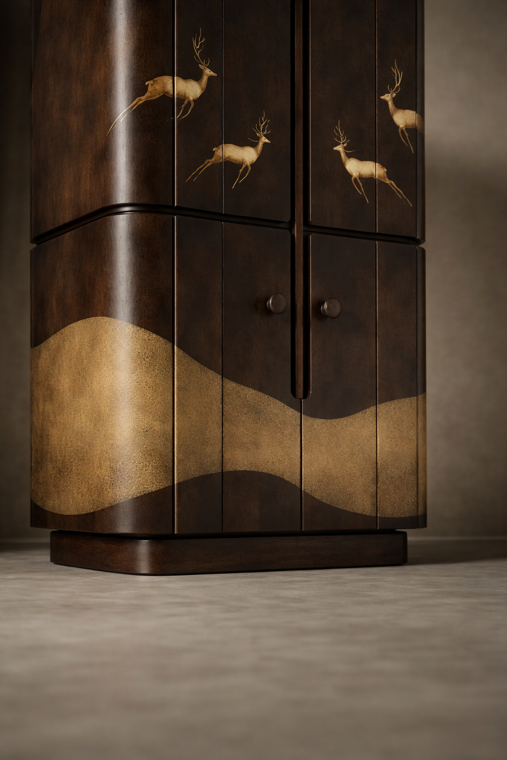 geyik motifli özel üretim vitrin büfe, koyu ceviz özel ölçü display cabinet, pirinç işlemeli sipariş mobilya büfe, kavisli kapaklı ısmarlama mobilya vitrin, art deco luxury ahşap vitrin büfe