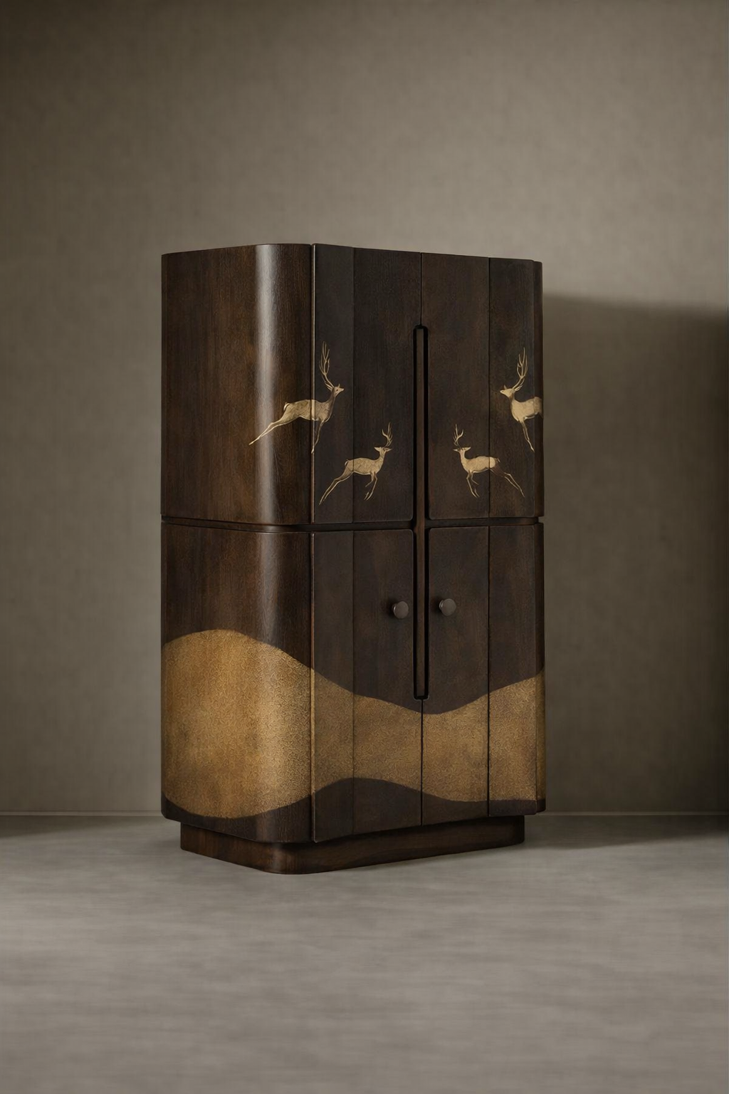 geyik motifli özel üretim vitrin büfe, koyu ceviz özel ölçü display cabinet, pirinç işlemeli sipariş mobilya büfe, kavisli kapaklı ısmarlama mobilya vitrin, art deco luxury ahşap vitrin büfe