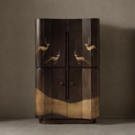 geyik motifli özel üretim vitrin büfe, koyu ceviz özel ölçü display cabinet, pirinç işlemeli sipariş mobilya büfe, kavisli kapaklı ısmarlama mobilya vitrin, art deco luxury ahşap vitrin büfe
