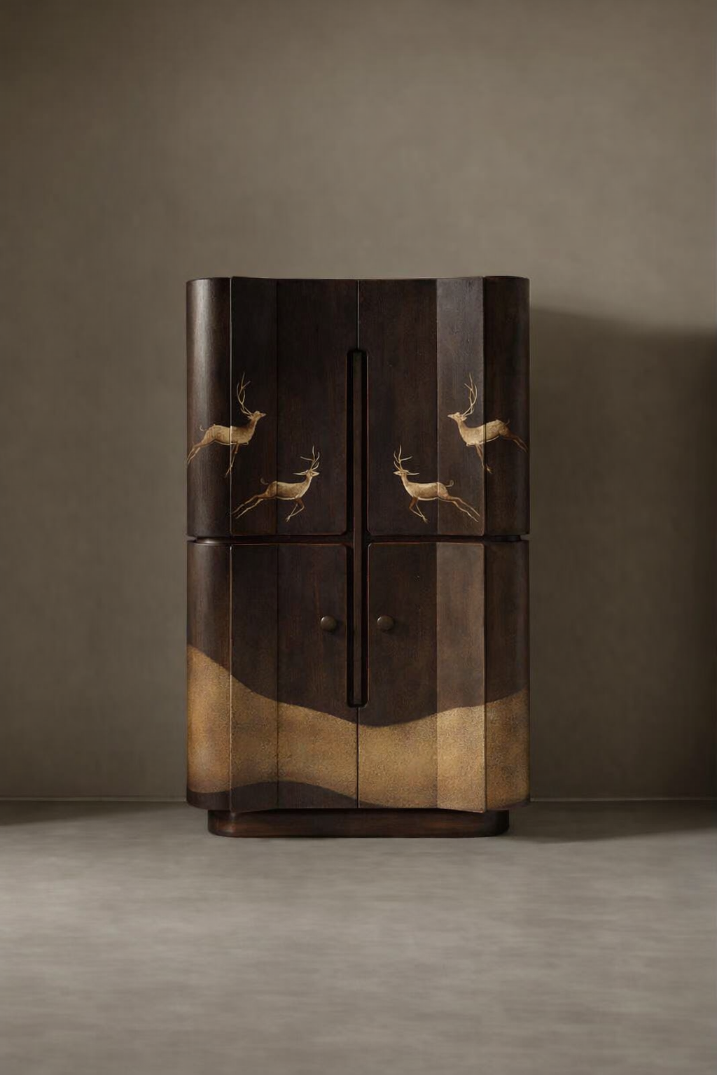 geyik motifli özel üretim vitrin büfe, koyu ceviz özel ölçü display cabinet, pirinç işlemeli sipariş mobilya büfe, kavisli kapaklı ısmarlama mobilya vitrin, art deco luxury ahşap vitrin büfe