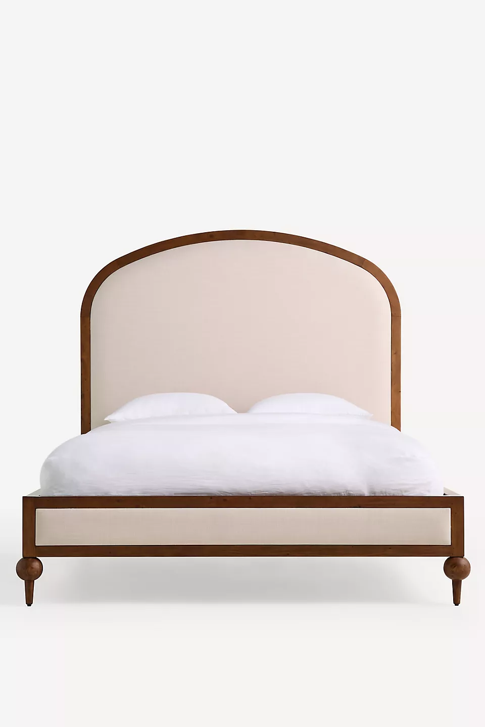 kavisli başlıklı özel üretim karyola, krem döşemeli özel ölçü yatak, ceviz ahşap çerçeveli sipariş mobilya karyola, topuz ayaklı ısmarlama mobilya yatak, modern klasik luxury karyola