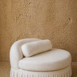 beyaz keten döşemeli özel üretim divan kanepe, piliseli etek detaylı özel ölçü kanepe, alçak formlu sipariş mobilya daybed, yuvarlatılmış sırtlı ısmarlama mobilya kanepe, modern luxury beyaz lounge divan