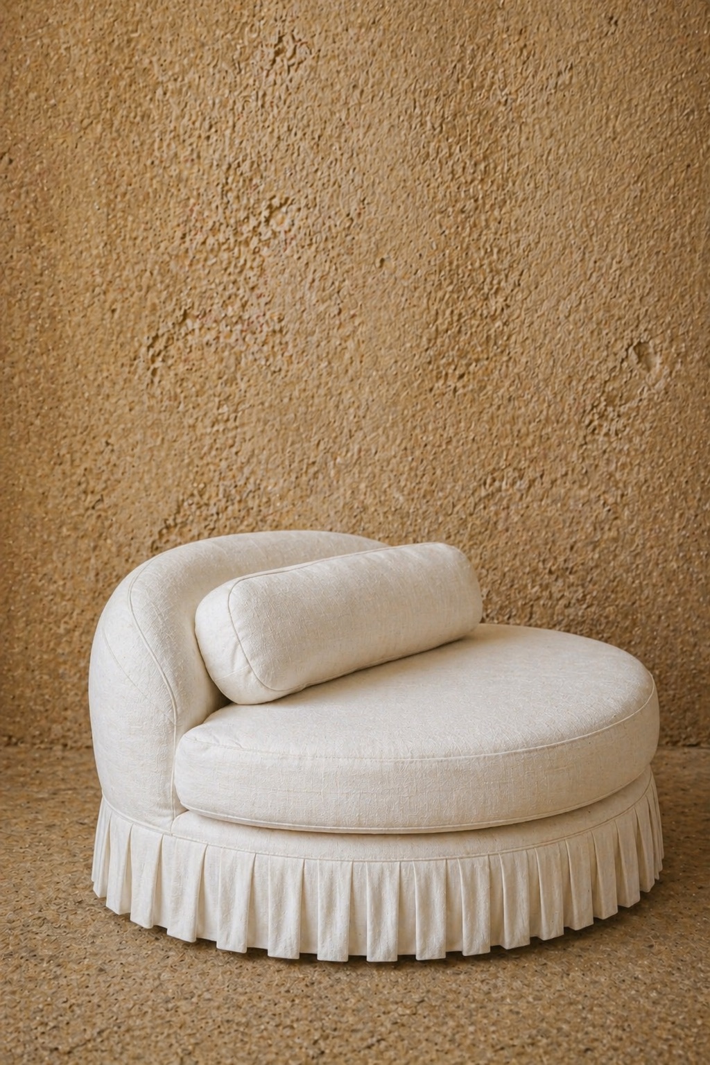 beyaz keten döşemeli özel üretim divan kanepe, piliseli etek detaylı özel ölçü kanepe, alçak formlu sipariş mobilya daybed, yuvarlatılmış sırtlı ısmarlama mobilya kanepe, modern luxury beyaz lounge divan