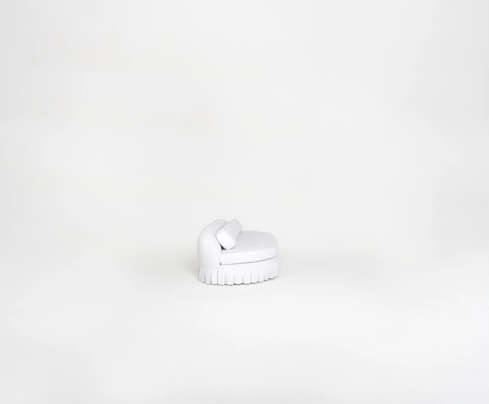 beyaz keten döşemeli özel üretim divan kanepe, piliseli etek detaylı özel ölçü kanepe, alçak formlu sipariş mobilya daybed, yuvarlatılmış sırtlı ısmarlama mobilya kanepe, modern luxury beyaz lounge divan