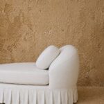 beyaz keten döşemeli özel üretim divan kanepe, piliseli etek detaylı özel ölçü kanepe, alçak formlu sipariş mobilya daybed, yuvarlatılmış sırtlı ısmarlama mobilya kanepe, modern luxury beyaz lounge divan