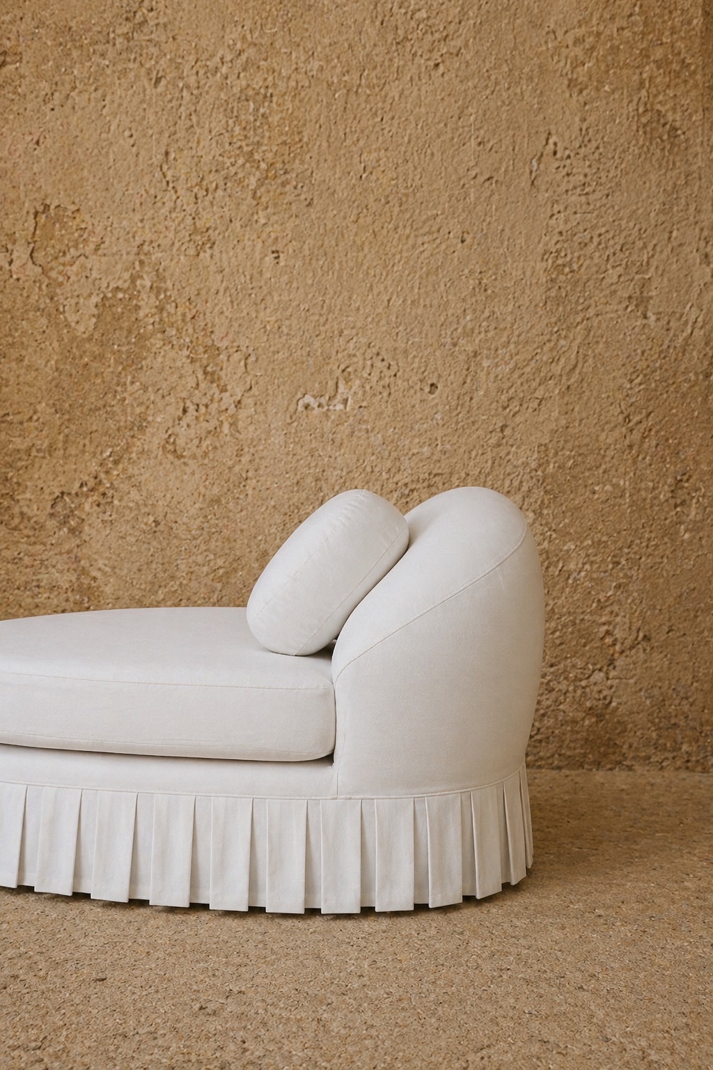 beyaz keten döşemeli özel üretim divan kanepe, piliseli etek detaylı özel ölçü kanepe, alçak formlu sipariş mobilya daybed, yuvarlatılmış sırtlı ısmarlama mobilya kanepe, modern luxury beyaz lounge divan