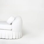 beyaz keten döşemeli özel üretim divan kanepe, piliseli etek detaylı özel ölçü kanepe, alçak formlu sipariş mobilya daybed, yuvarlatılmış sırtlı ısmarlama mobilya kanepe, modern luxury beyaz lounge divan