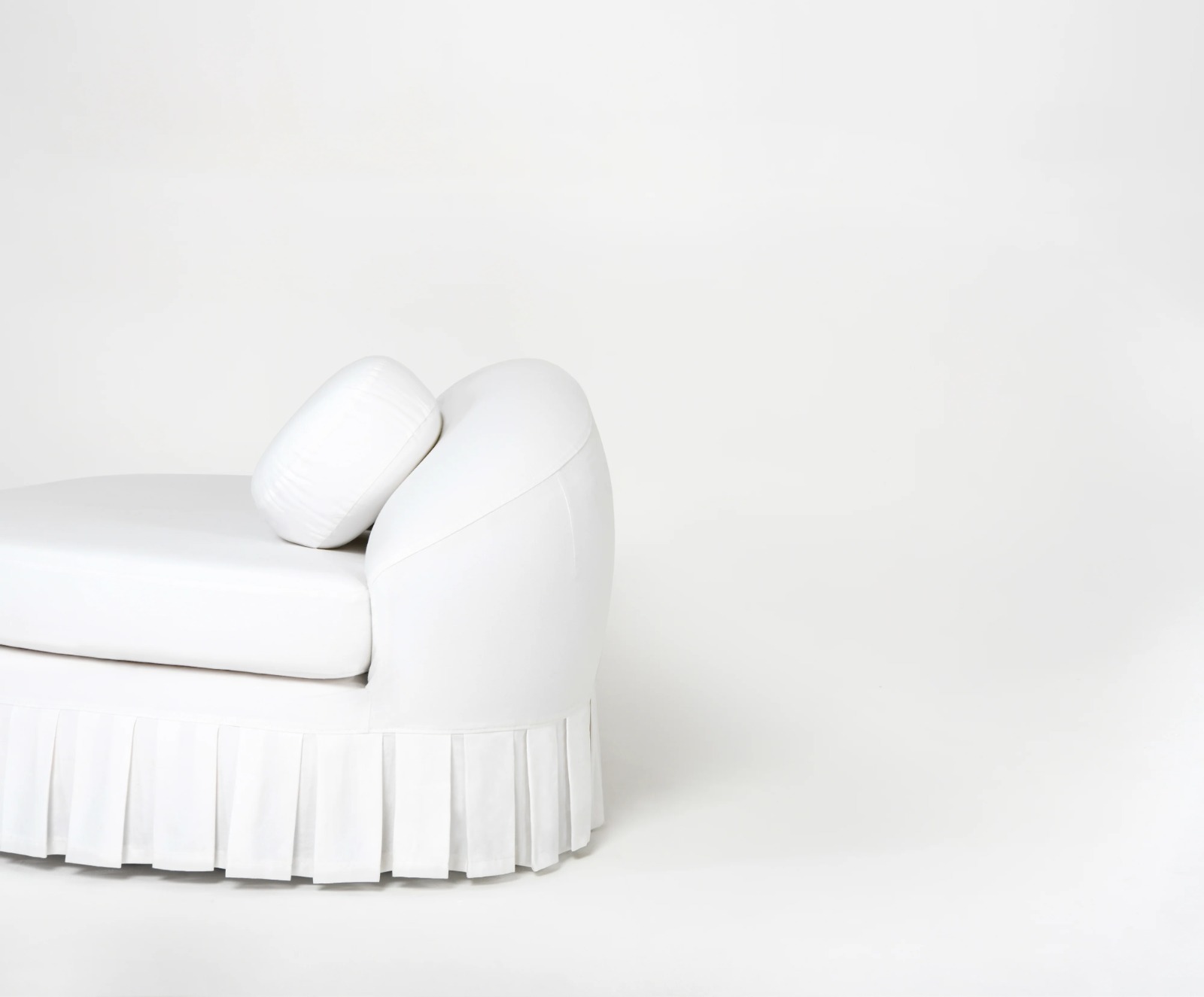 beyaz keten döşemeli özel üretim divan kanepe, piliseli etek detaylı özel ölçü kanepe, alçak formlu sipariş mobilya daybed, yuvarlatılmış sırtlı ısmarlama mobilya kanepe, modern luxury beyaz lounge divan