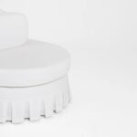 beyaz keten döşemeli özel üretim divan kanepe, piliseli etek detaylı özel ölçü kanepe, alçak formlu sipariş mobilya daybed, yuvarlatılmış sırtlı ısmarlama mobilya kanepe, modern luxury beyaz lounge divan