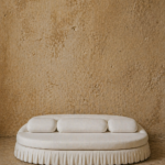 beyaz keten döşemeli özel üretim divan kanepe, piliseli etek detaylı özel ölçü kanepe, alçak formlu sipariş mobilya daybed, yuvarlatılmış sırtlı ısmarlama mobilya kanepe, modern luxury beyaz lounge divan