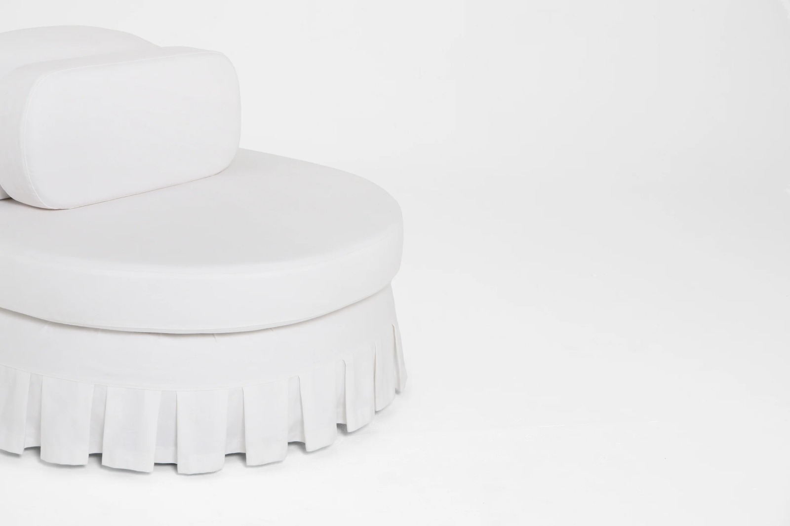 beyaz keten döşemeli özel üretim divan kanepe, piliseli etek detaylı özel ölçü kanepe, alçak formlu sipariş mobilya daybed, yuvarlatılmış sırtlı ısmarlama mobilya kanepe, modern luxury beyaz lounge divan
