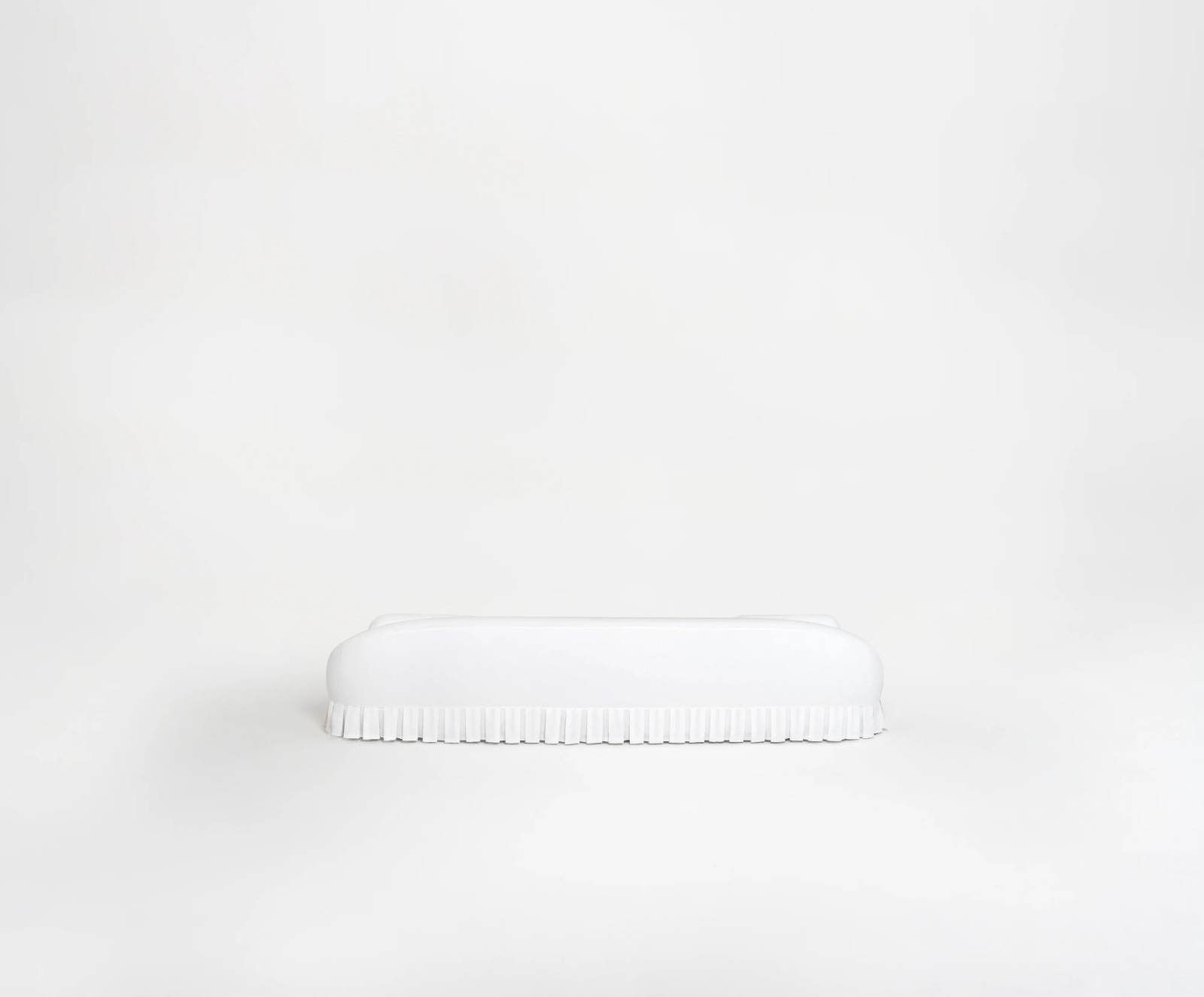 beyaz keten döşemeli özel üretim divan kanepe, piliseli etek detaylı özel ölçü kanepe, alçak formlu sipariş mobilya daybed, yuvarlatılmış sırtlı ısmarlama mobilya kanepe, modern luxury beyaz lounge divan