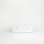 beyaz keten döşemeli özel üretim divan kanepe, piliseli etek detaylı özel ölçü kanepe, alçak formlu sipariş mobilya daybed, yuvarlatılmış sırtlı ısmarlama mobilya kanepe, modern luxury beyaz lounge divan