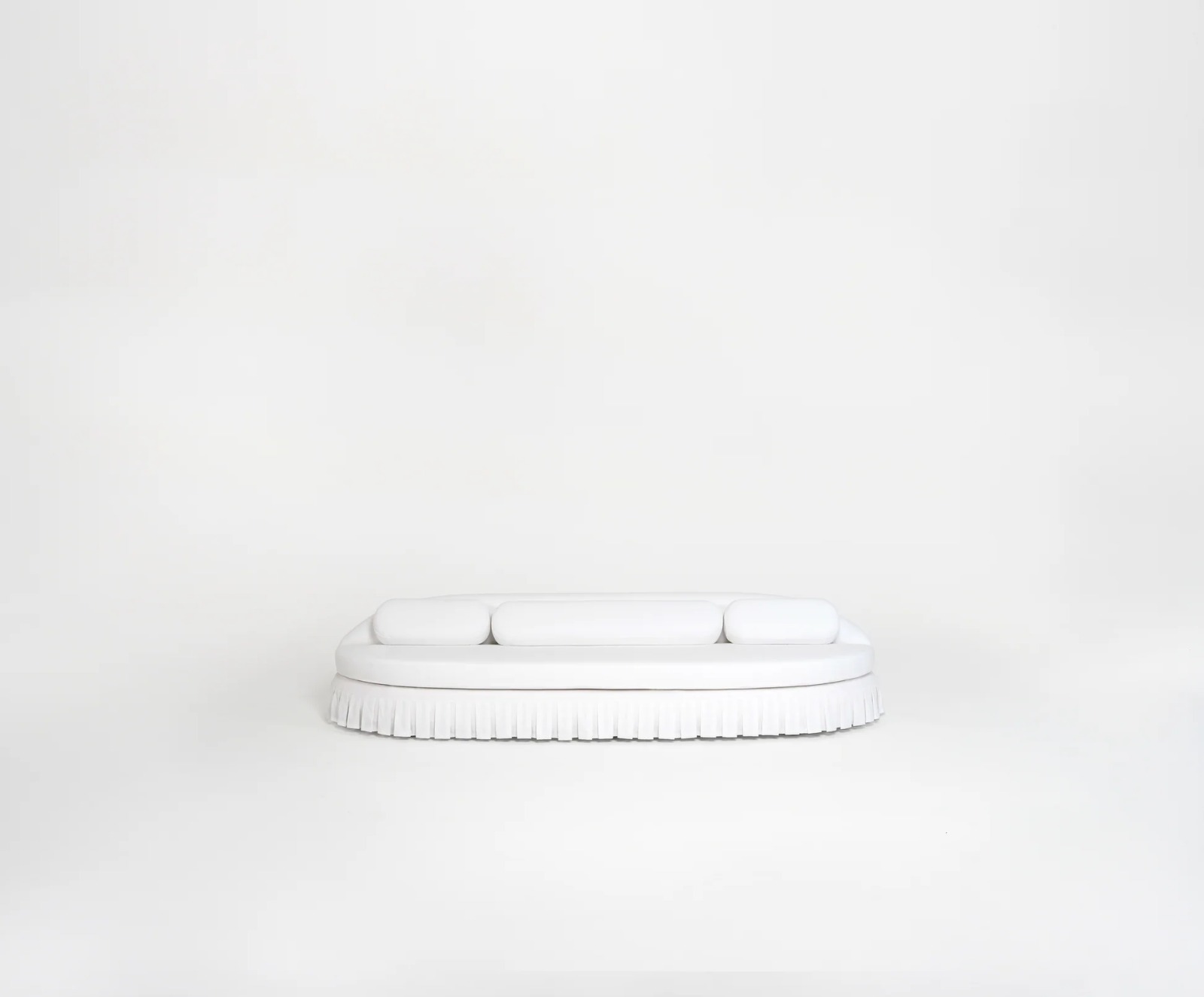 beyaz keten döşemeli özel üretim divan kanepe, piliseli etek detaylı özel ölçü kanepe, alçak formlu sipariş mobilya daybed, yuvarlatılmış sırtlı ısmarlama mobilya kanepe, modern luxury beyaz lounge divan