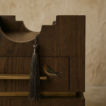 kemer detaylı modern komodin, ceviz brutalist nightstand, özel üretim contemporary komodin, çekmeceli sculptural yan sehpa, artisan tasarım luxury bedside table