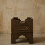 kemer detaylı modern komodin, ceviz brutalist nightstand, özel üretim contemporary komodin, çekmeceli sculptural yan sehpa, artisan tasarım luxury bedside table