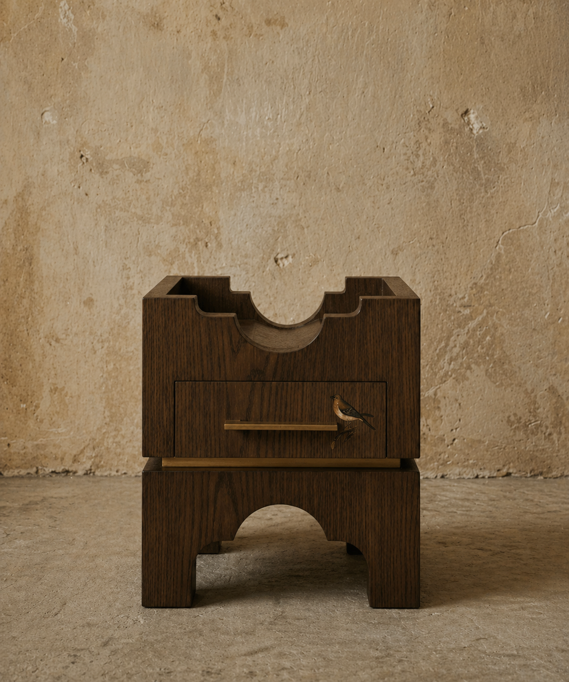 kemer detaylı modern komodin, ceviz brutalist nightstand, özel üretim contemporary komodin, çekmeceli sculptural yan sehpa, artisan tasarım luxury bedside table