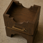 kemer detaylı modern komodin, ceviz brutalist nightstand, özel üretim contemporary komodin, çekmeceli sculptural yan sehpa, artisan tasarım luxury bedside table