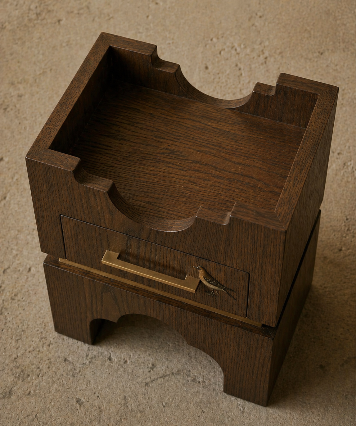 kemer detaylı modern komodin, ceviz brutalist nightstand, özel üretim contemporary komodin, çekmeceli sculptural yan sehpa, artisan tasarım luxury bedside table