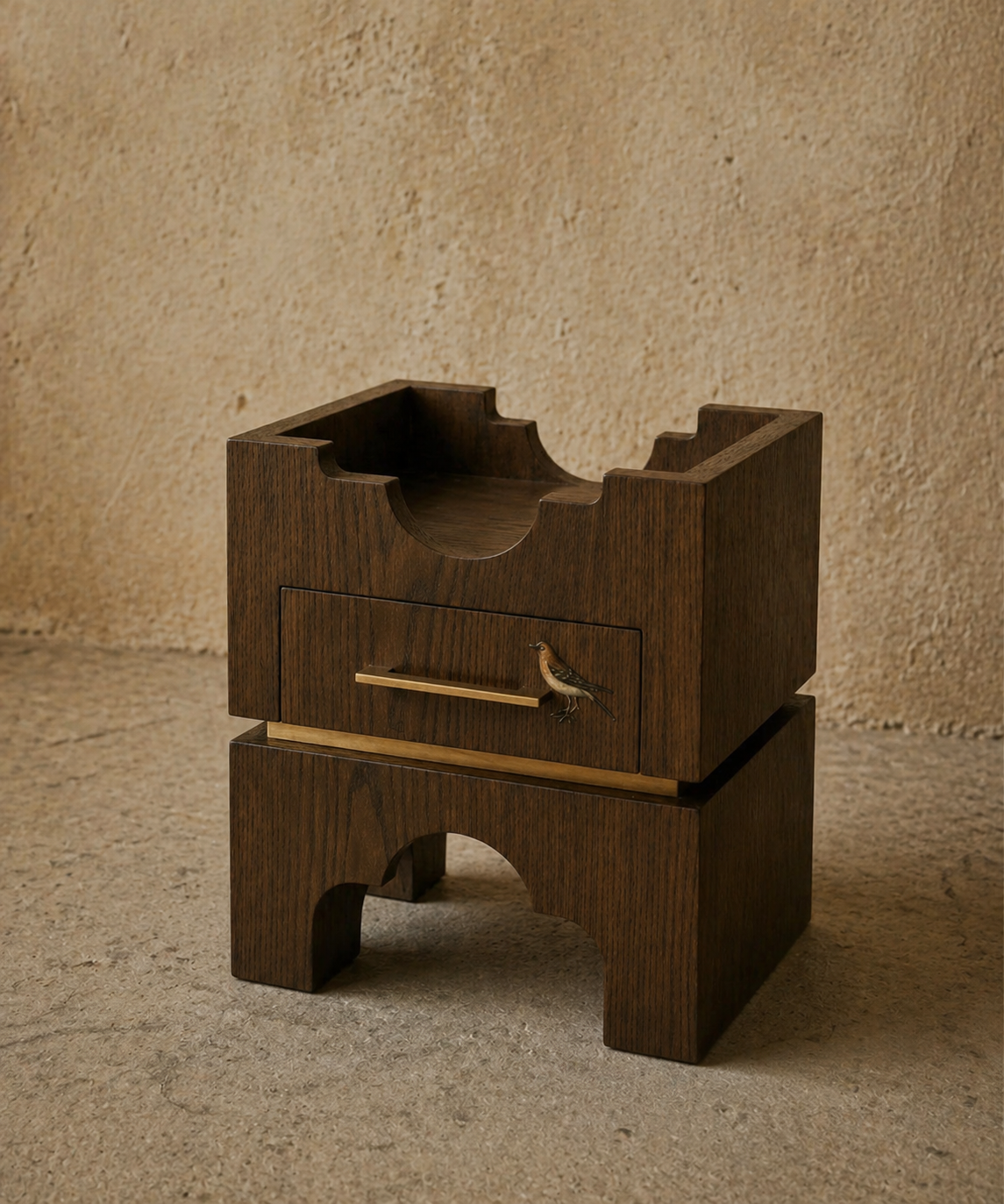 kemer detaylı modern komodin, ceviz brutalist nightstand, özel üretim contemporary komodin, çekmeceli sculptural yan sehpa, artisan tasarım luxury bedside table