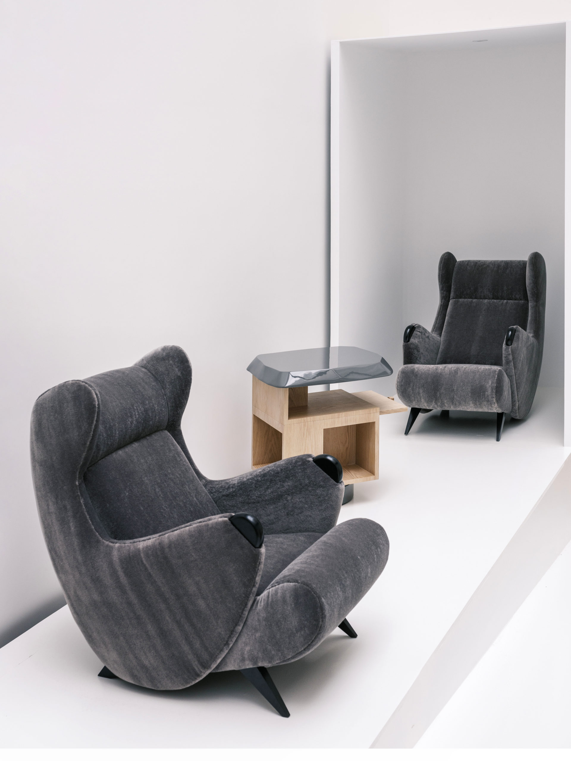 geometrik modern komodin, meşe collectible side table, özel üretim tasarım komodin, döner tabanlı luxury nightstand, heykelsi contemporary komodin
