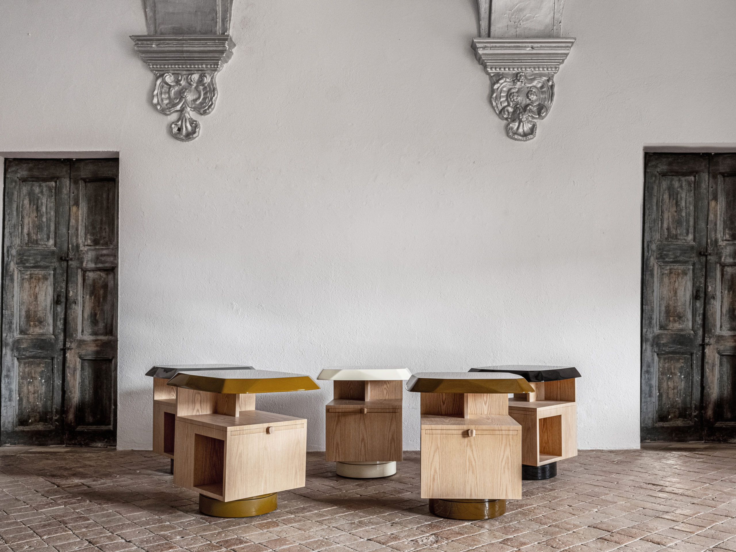 geometrik modern komodin, meşe collectible side table, özel üretim tasarım komodin, döner tabanlı luxury nightstand, heykelsi contemporary komodin