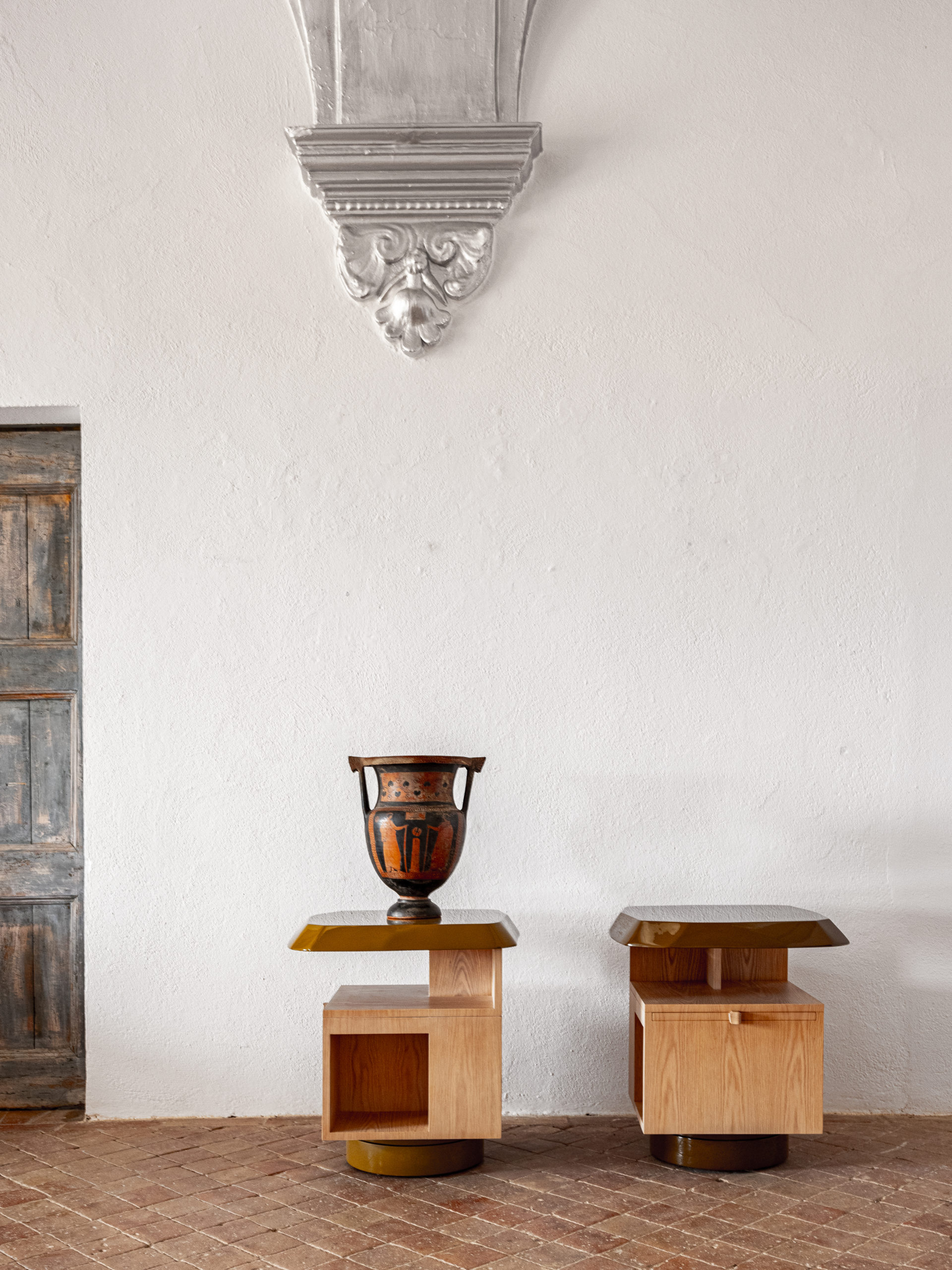 geometrik modern komodin, meşe collectible side table, özel üretim tasarım komodin, döner tabanlı luxury nightstand, heykelsi contemporary komodin