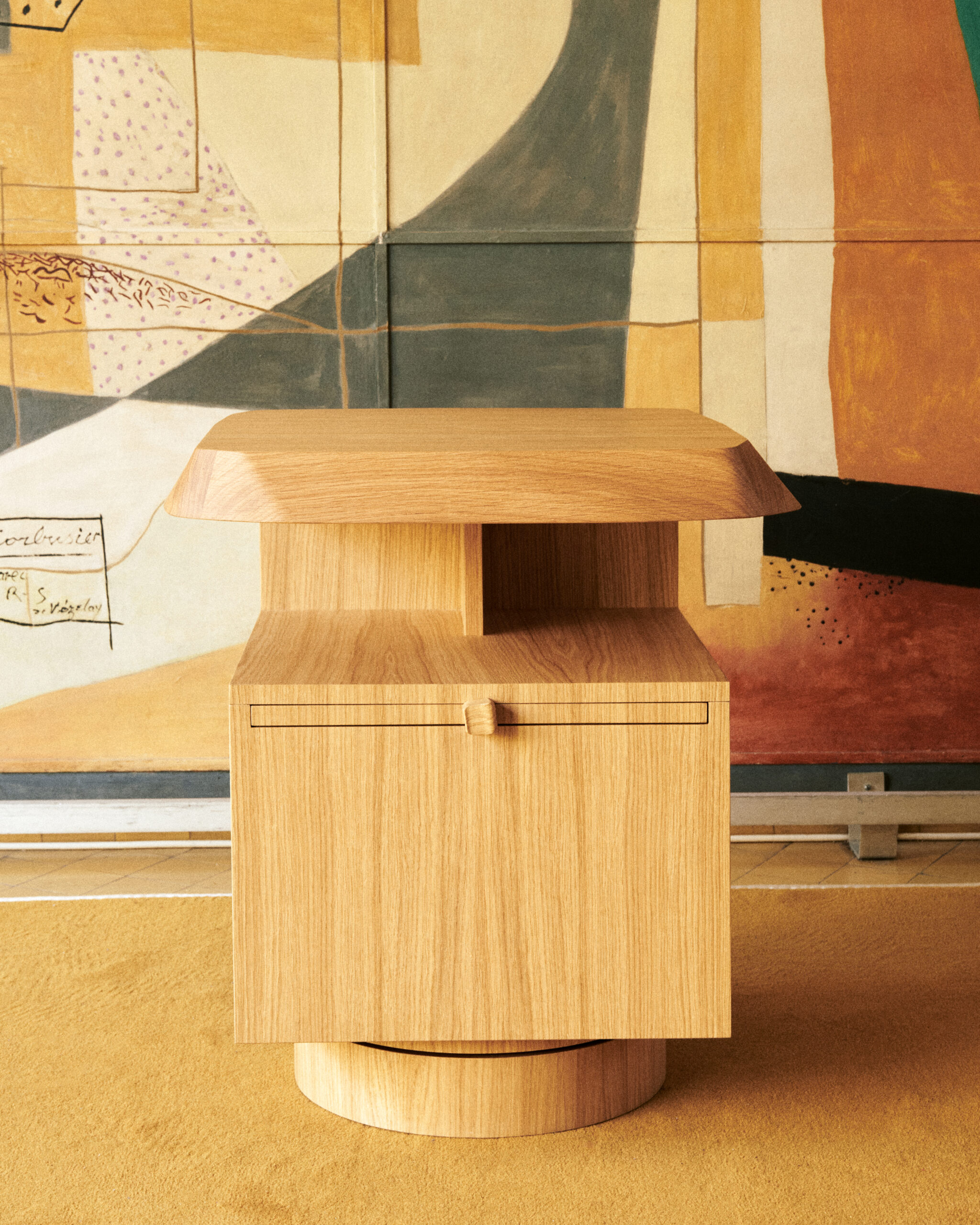 geometrik modern komodin, meşe collectible side table, özel üretim tasarım komodin, döner tabanlı luxury nightstand, heykelsi contemporary komodin