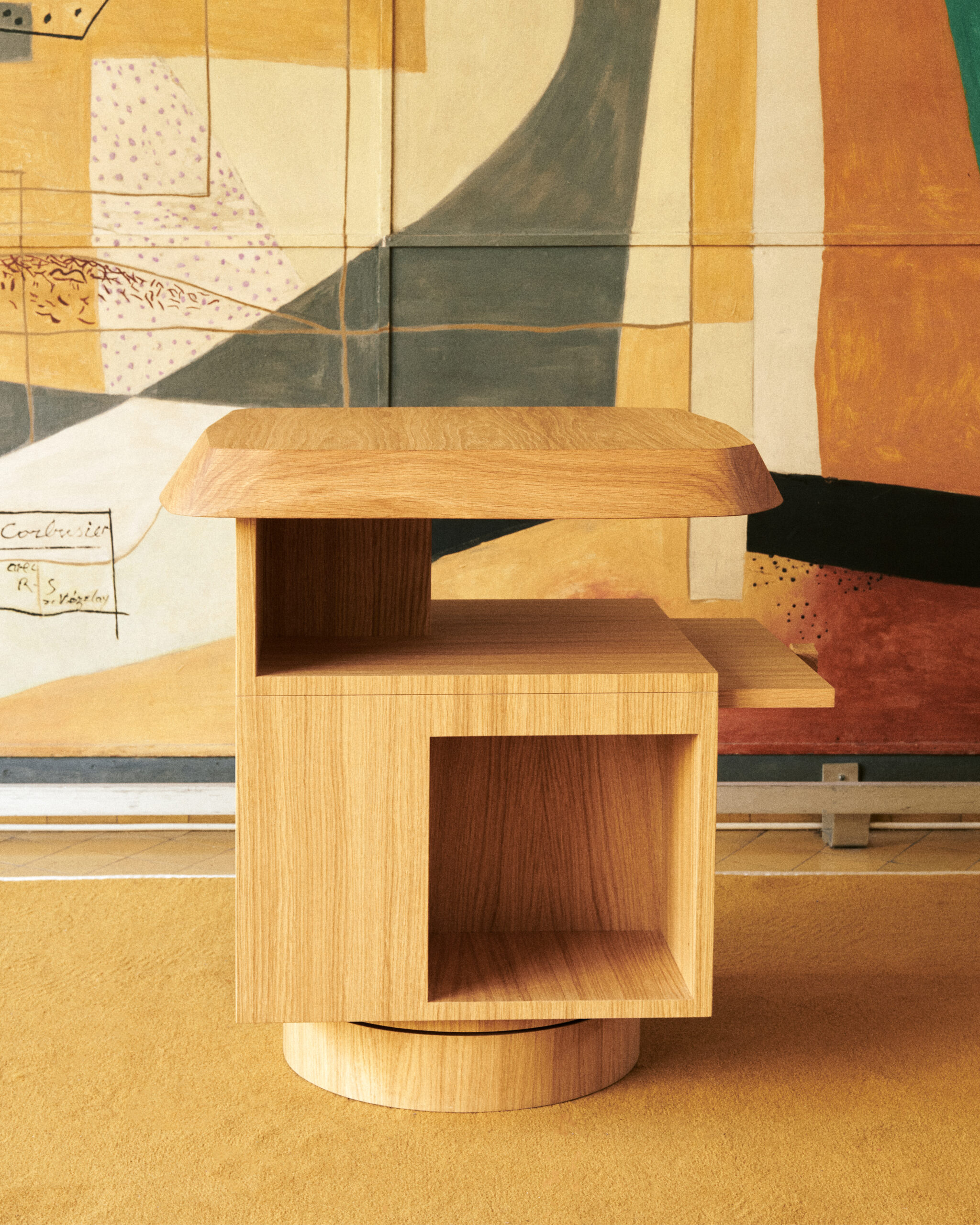 geometrik modern komodin, meşe collectible side table, özel üretim tasarım komodin, döner tabanlı luxury nightstand, heykelsi contemporary komodin