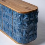mavi sırlı seramik karolu özel üretim büfe, meşe gövdeli özel ölçü yemek odası büfesi, oval köşeli sipariş mobilya sideboard, parlak döküm seramik yüzeyli ısmarlama mobilya, ahşap çerçeveli dekoratif modern büfe