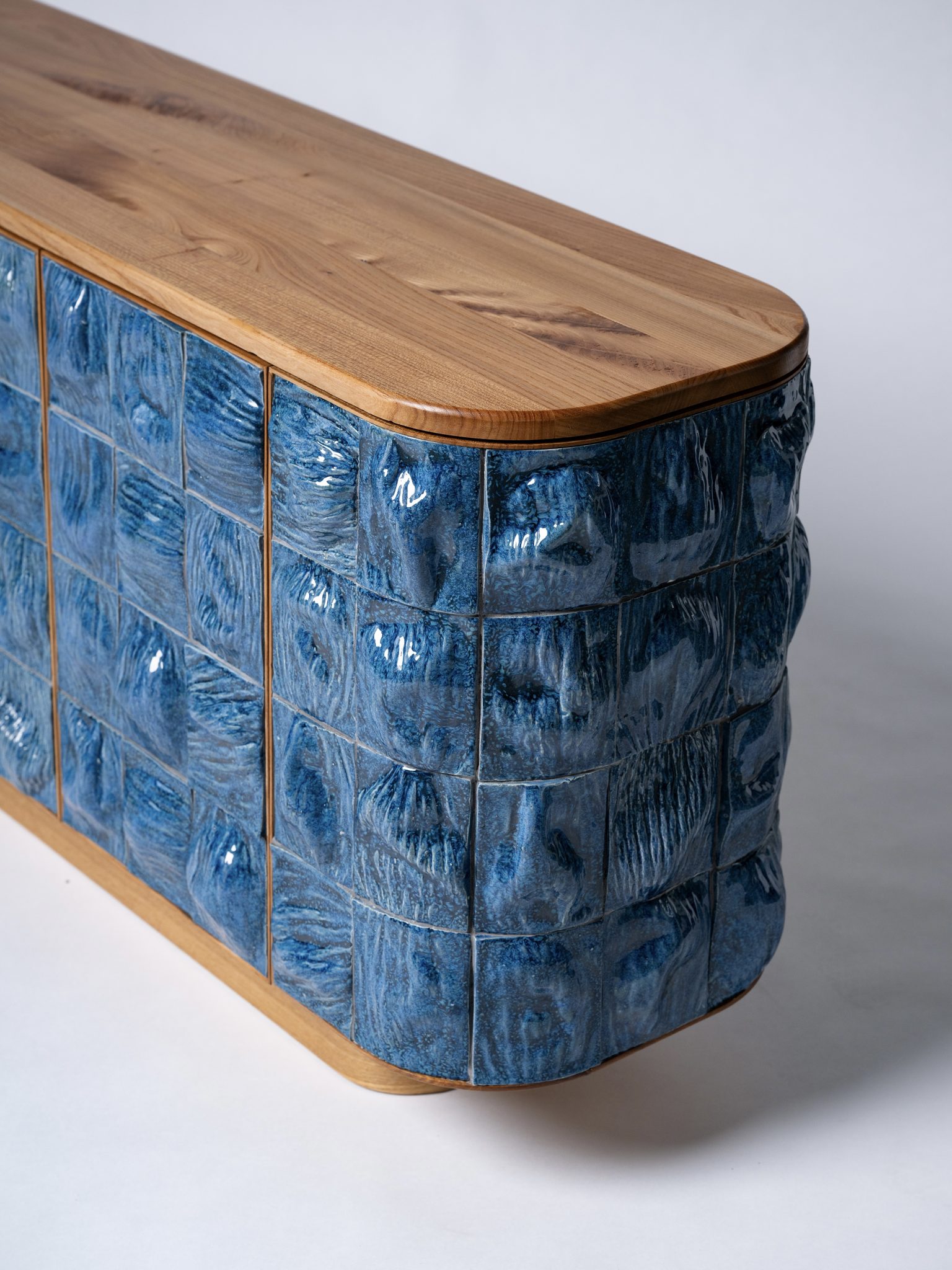 mavi sırlı seramik karolu özel üretim büfe, meşe gövdeli özel ölçü yemek odası büfesi, oval köşeli sipariş mobilya sideboard, parlak döküm seramik yüzeyli ısmarlama mobilya, ahşap çerçeveli dekoratif modern büfe