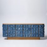 mavi sırlı seramik karolu özel üretim büfe, meşe gövdeli özel ölçü yemek odası büfesi, oval köşeli sipariş mobilya sideboard, parlak döküm seramik yüzeyli ısmarlama mobilya, ahşap çerçeveli dekoratif modern büfe
