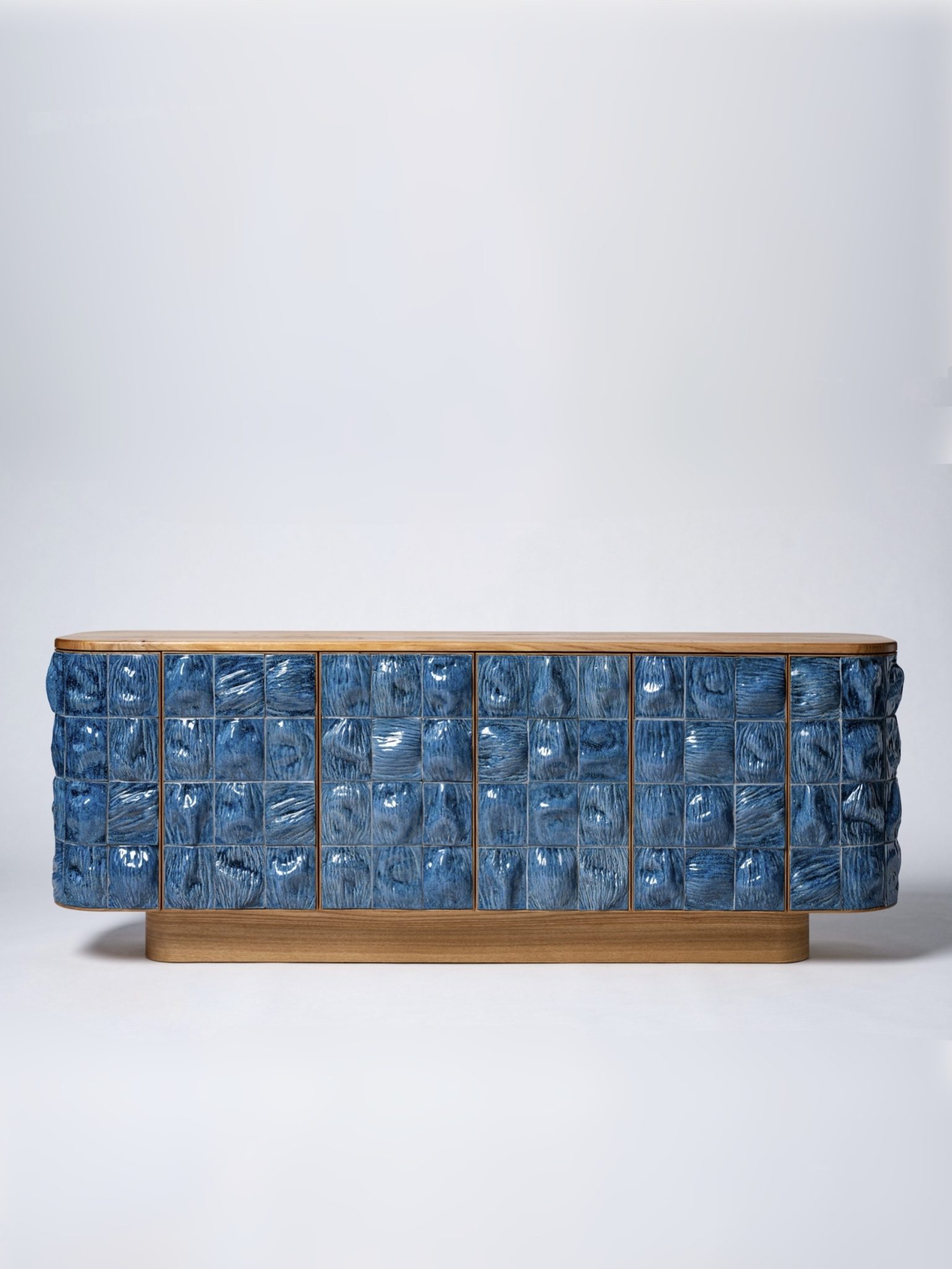 mavi sırlı seramik karolu özel üretim büfe, meşe gövdeli özel ölçü yemek odası büfesi, oval köşeli sipariş mobilya sideboard, parlak döküm seramik yüzeyli ısmarlama mobilya, ahşap çerçeveli dekoratif modern büfe