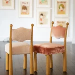 boucle kumaş modern sandalye, torna detaylı meşe dining chair, özel üretim organik sandalye, contemporary artisan yemek sandalyesi, doğal ahşap boucle tasarım sandalye