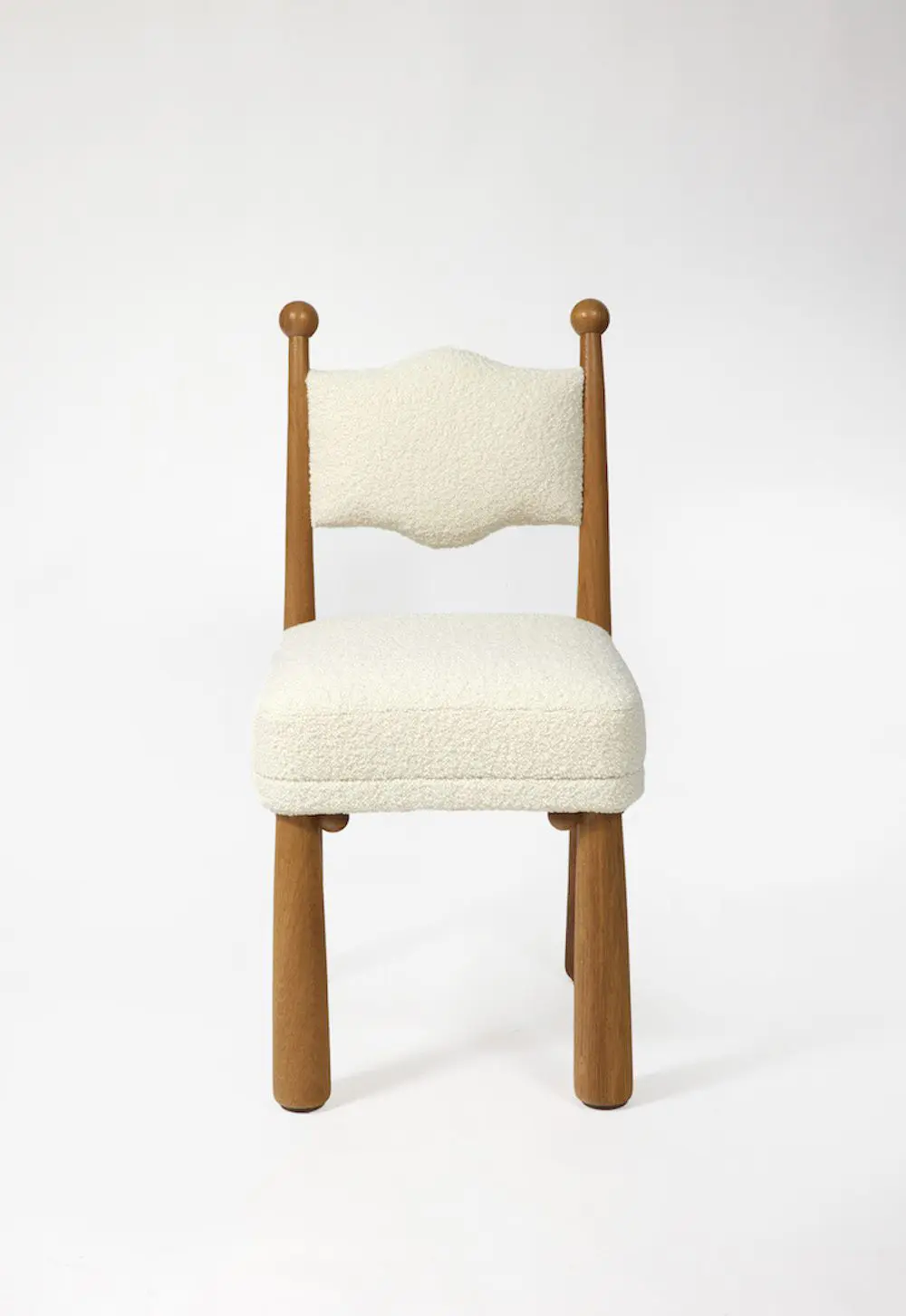 boucle kumaş modern sandalye, torna detaylı meşe dining chair, özel üretim organik sandalye, contemporary artisan yemek sandalyesi, doğal ahşap boucle tasarım sandalye