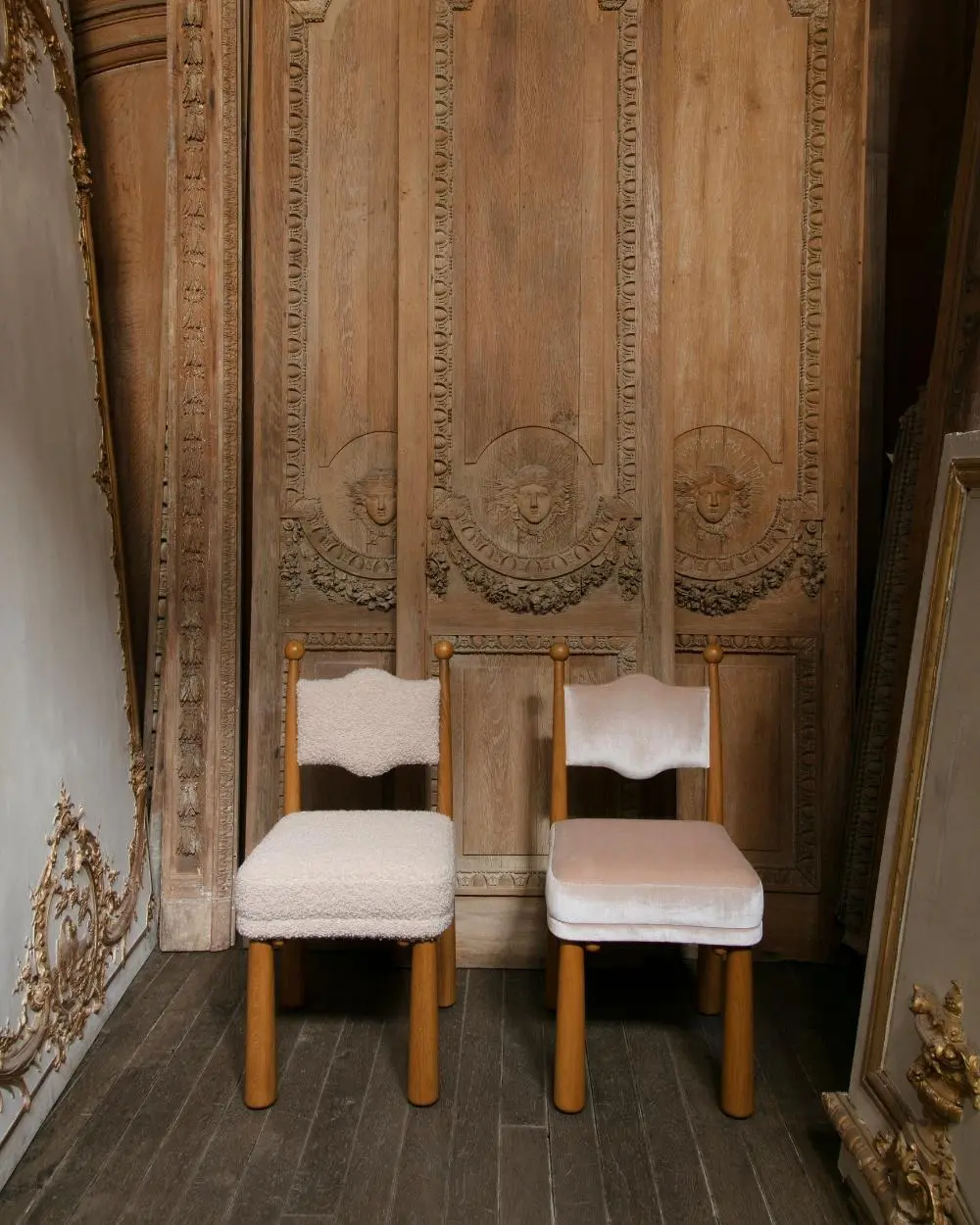 boucle kumaş modern sandalye, torna detaylı meşe dining chair, özel üretim organik sandalye, contemporary artisan yemek sandalyesi, doğal ahşap boucle tasarım sandalye