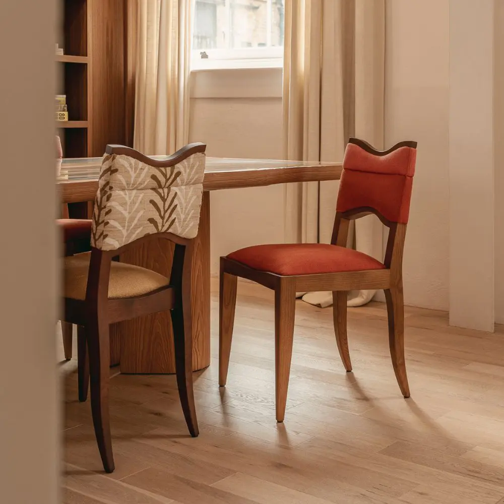 coral döşemeli modern sandalye, masif ahşap contemporary dining chair, özel üretim designer sandalye, boutique restoran sandalyesi, artistic luxury yemek odası sandalyesi