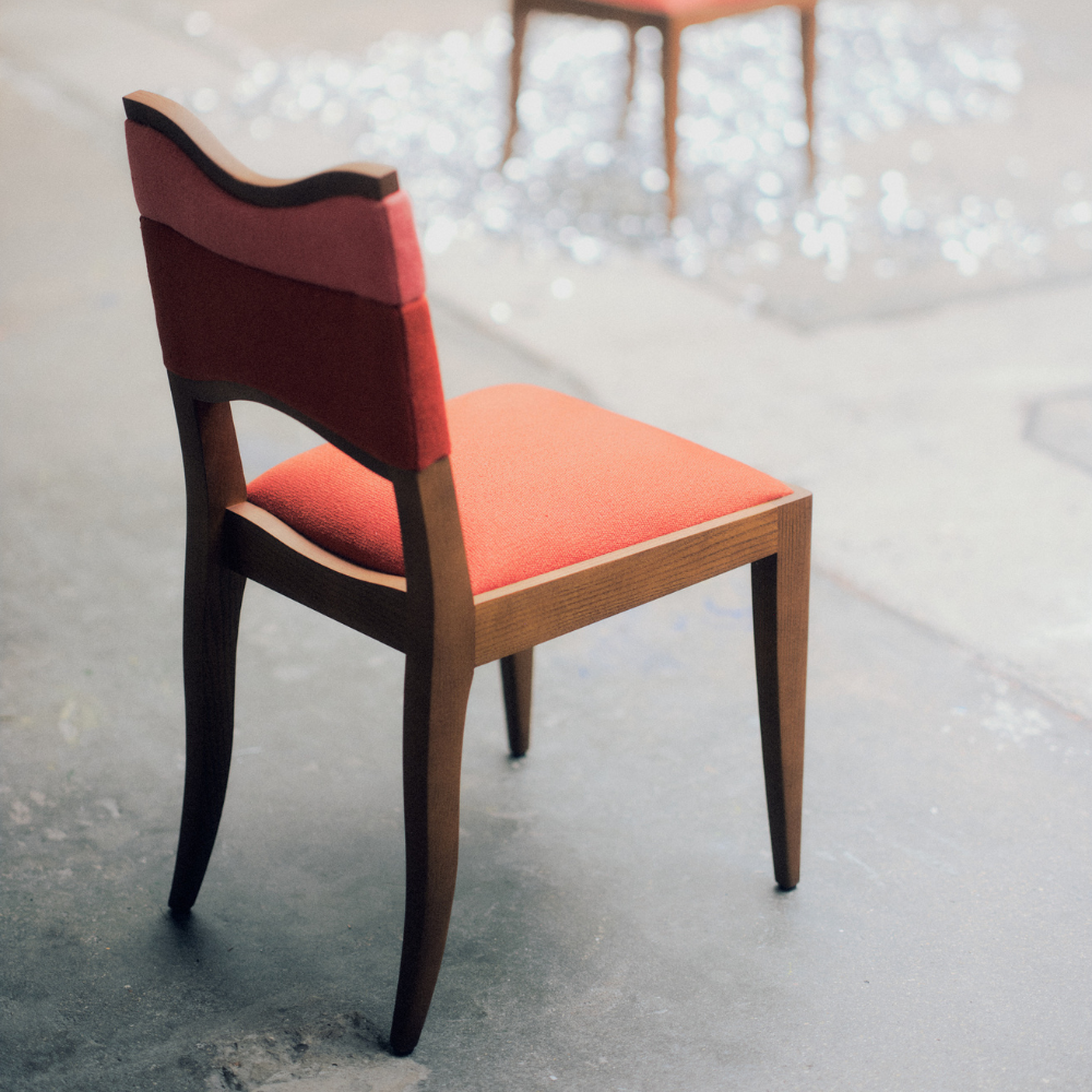 coral döşemeli modern sandalye, masif ahşap contemporary dining chair, özel üretim designer sandalye, boutique restoran sandalyesi, artistic luxury yemek odası sandalyesi