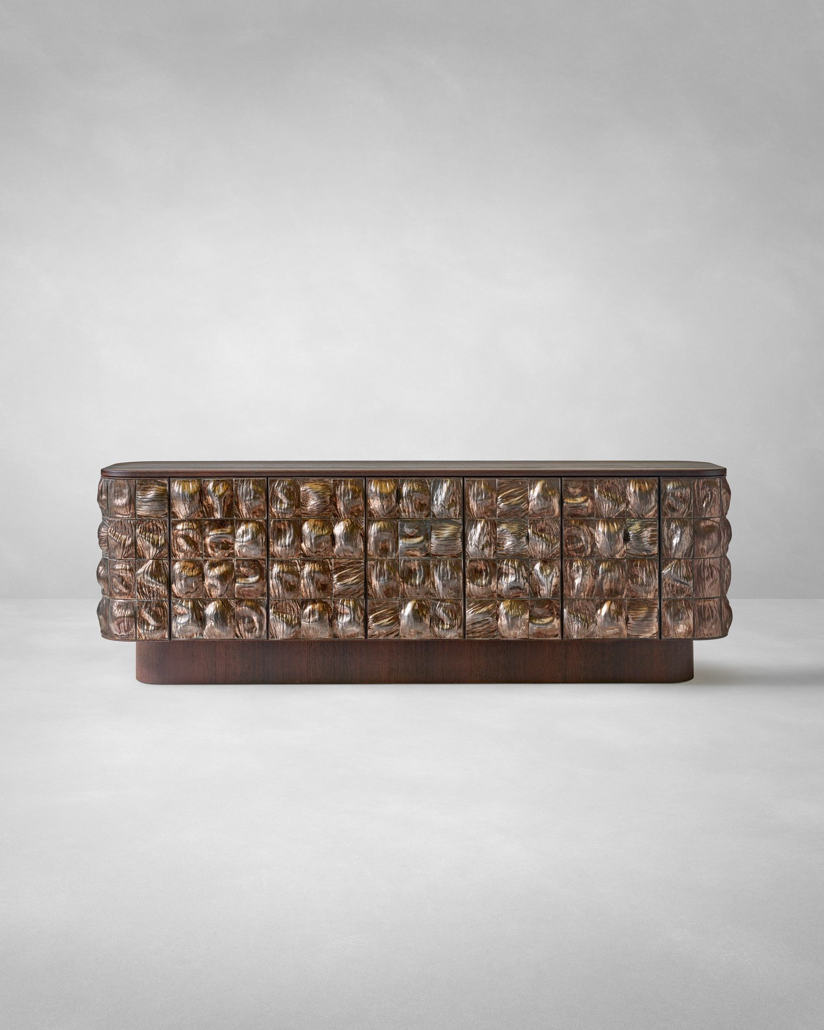 bronz sırlı seramik karolu özel üretim büfe, koyu ceviz gövdeli özel ölçü sideboard, oval köşeli sipariş mobilya büfe, altın yansımalı döküm seramik yüzeyli ısmarlama mobilya, lüks yemek odası büfesi