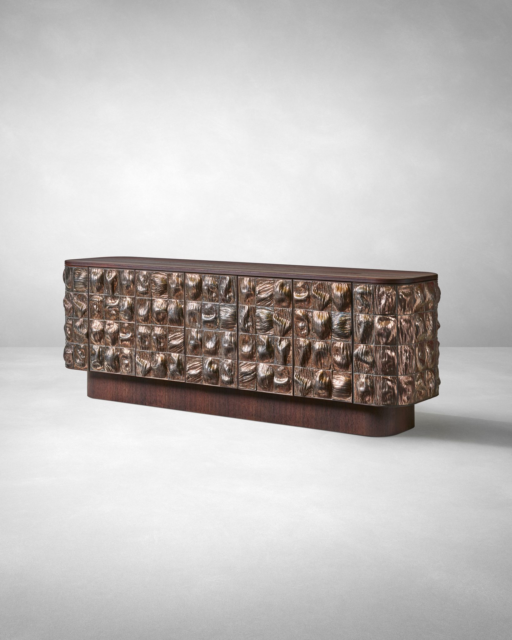 bronz sırlı seramik karolu özel üretim büfe, koyu ceviz gövdeli özel ölçü sideboard, oval köşeli sipariş mobilya büfe, altın yansımalı döküm seramik yüzeyli ısmarlama mobilya, lüks yemek odası büfesi