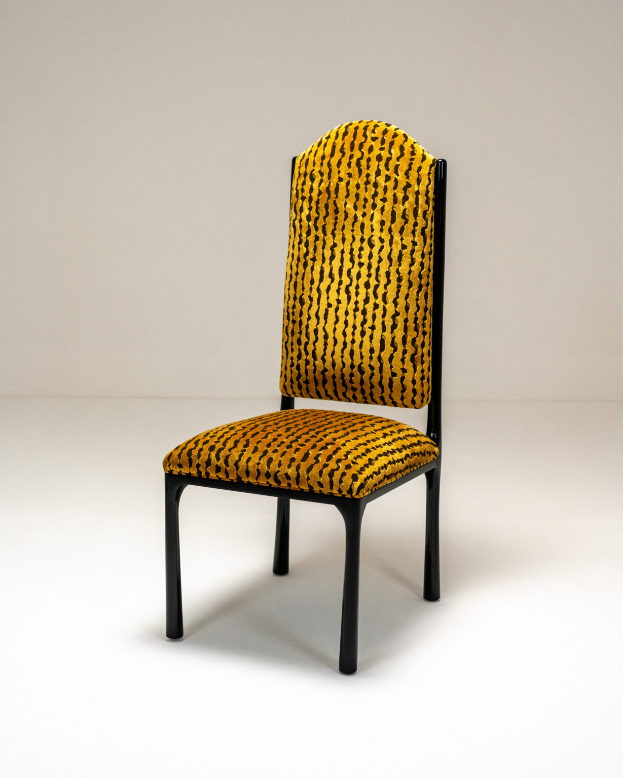 minimal luxury sandalye, contemporary upholstered dining chair, ozel uretim modern sandalye, yuksek sirtli dining chair, koyu ahsap contemporary sandalye