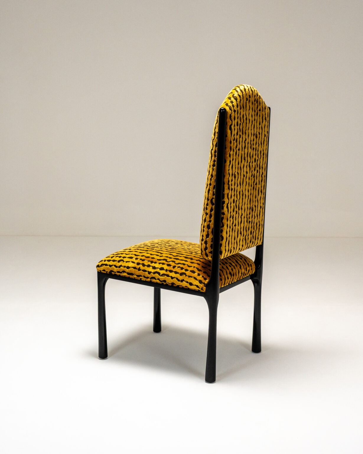 minimal luxury sandalye, contemporary upholstered dining chair, ozel uretim modern sandalye, yuksek sirtli dining chair, koyu ahsap contemporary sandalye