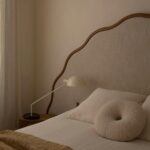 dalgalı başlıklı modern karyola, boucle kumaş luxury bed, özel üretim oversized başlıklı yatak, meşe çerçeveli tasarım karyola, organik formlu contemporary yatak