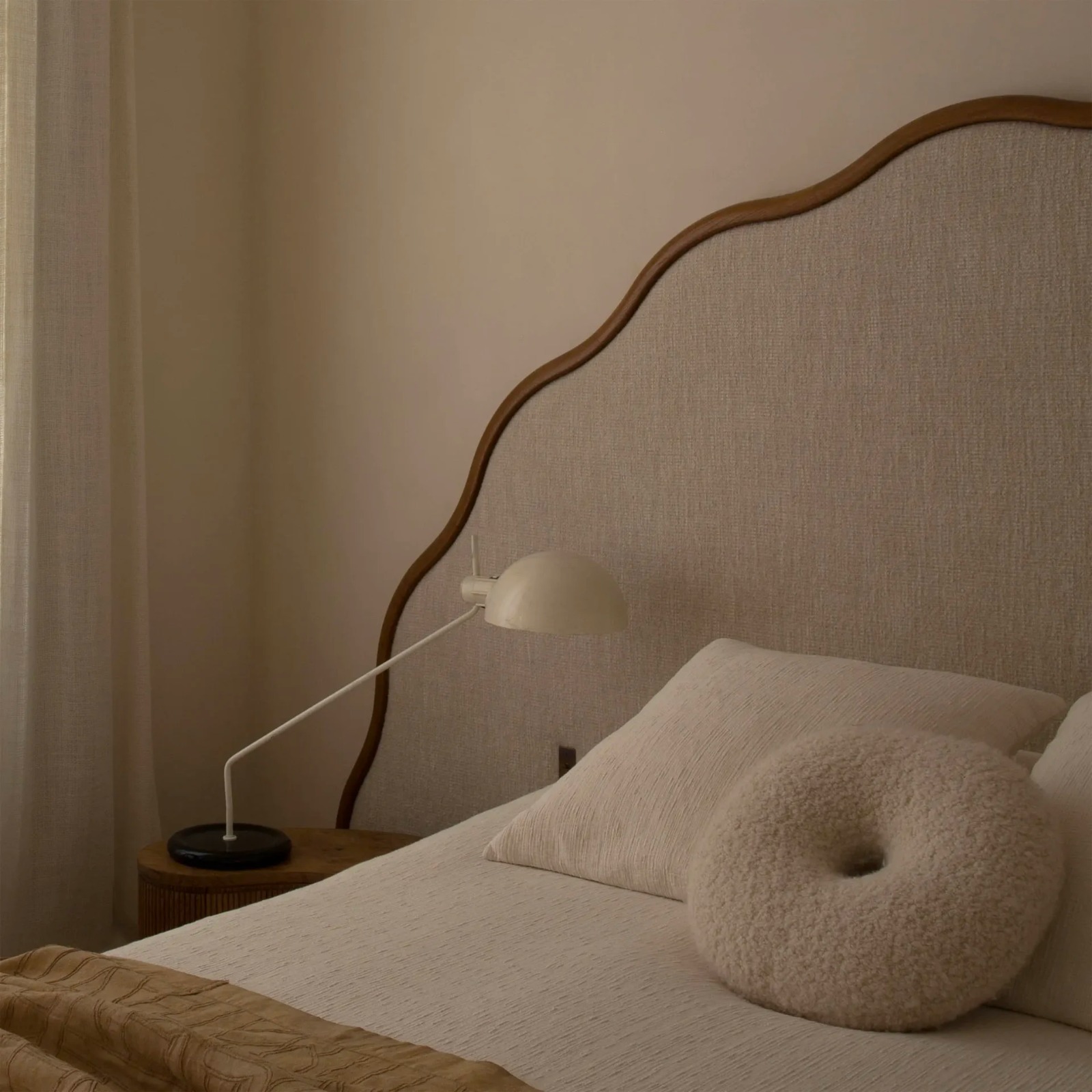 dalgalı başlıklı modern karyola, boucle kumaş luxury bed, özel üretim oversized başlıklı yatak, meşe çerçeveli tasarım karyola, organik formlu contemporary yatak