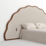 dalgalı başlıklı modern karyola, boucle kumaş luxury bed, özel üretim oversized başlıklı yatak, meşe çerçeveli tasarım karyola, organik formlu contemporary yatak