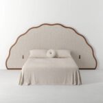 dalgalı başlıklı modern karyola, boucle kumaş luxury bed, özel üretim oversized başlıklı yatak, meşe çerçeveli tasarım karyola, organik formlu contemporary yatak